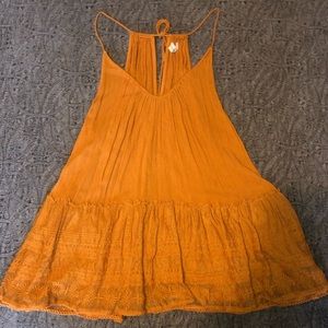 Adorable mustard flowy tank!